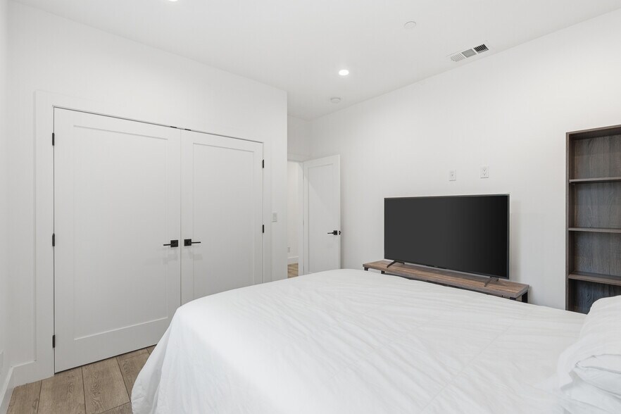 More Photos Of 13822 Oxnard St, Van Nuys Apartments For Sale