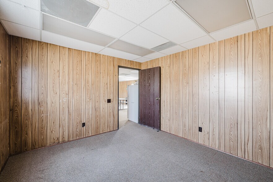More Photos Of 824 Poplar St, Carlin Industrial For Sale