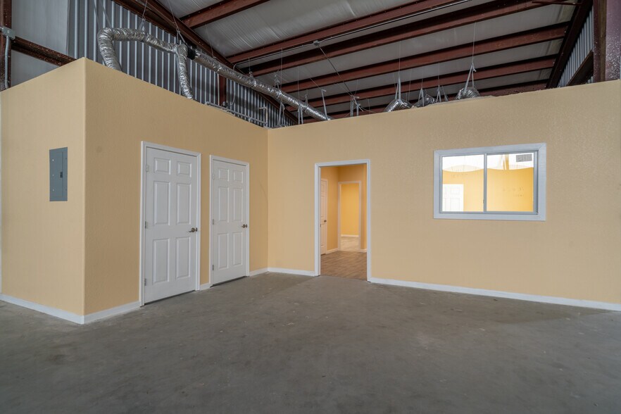 More Photos Of 6424 Queenston Blvd, Houston Light Distribution For Sale