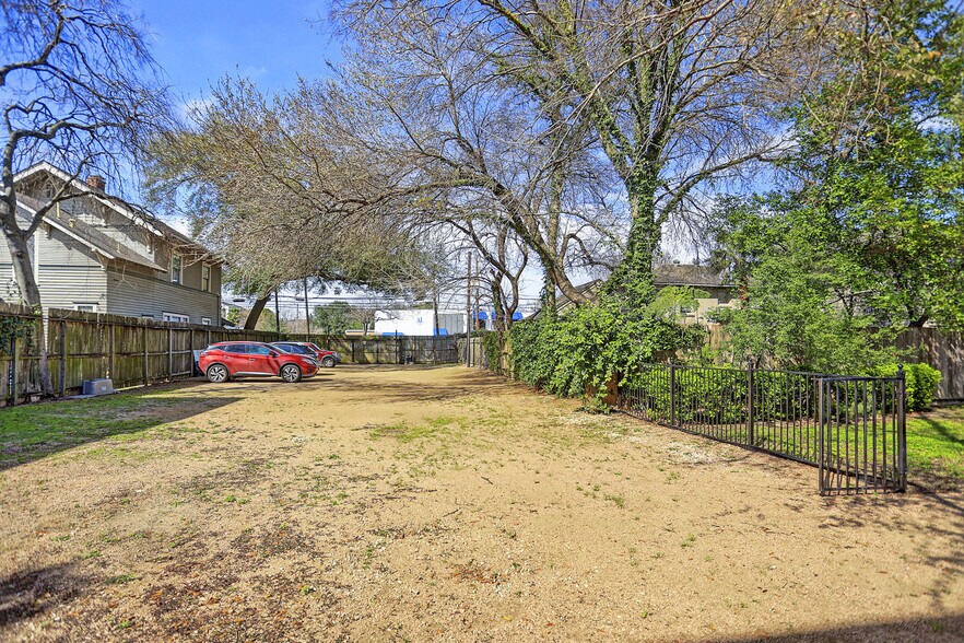 More Photos Of 2006 Commonwealth Dr, Houston Office For Lease