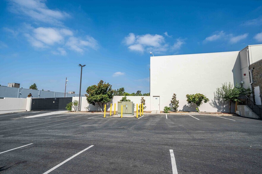 More Photos Of 2001 Saturn St, Monterey Park Light Distribution For Sale