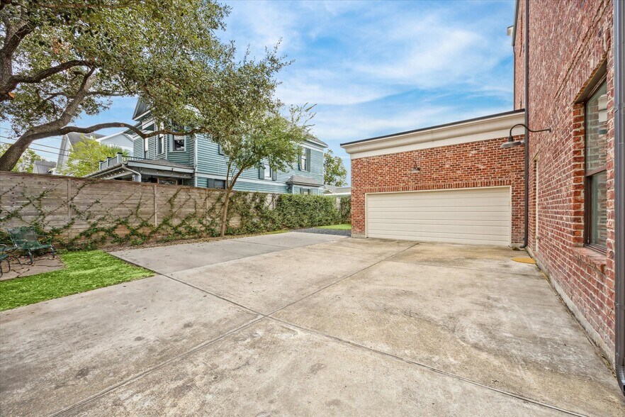 More Photos Of 128 W 17th St, Houston Loft Creative Space For Sale