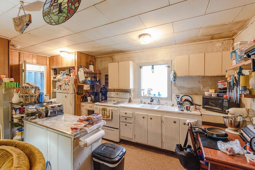 More Photos Of 562 Newmark St, Coos Bay Storefront For Sale