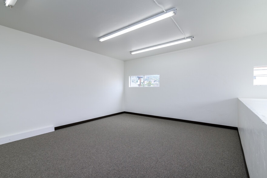 More Photos Of 2037 E Thompson Blvd, Ventura Storefront Retail Office For Lease