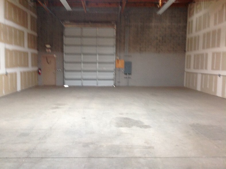 More Photos Of 8961 N 79th Ave, Peoria Warehouse For Lease