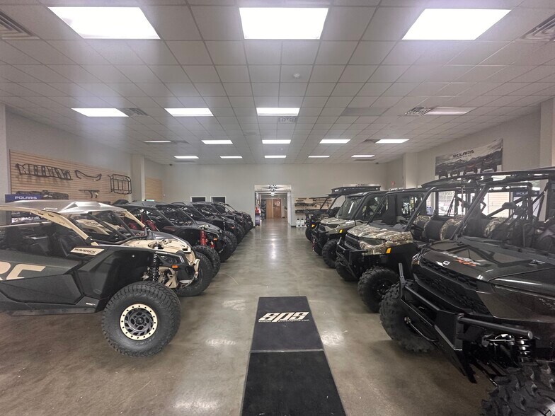 More Photos Of 3028 N Columbia St, Milledgeville Showroom For Sale