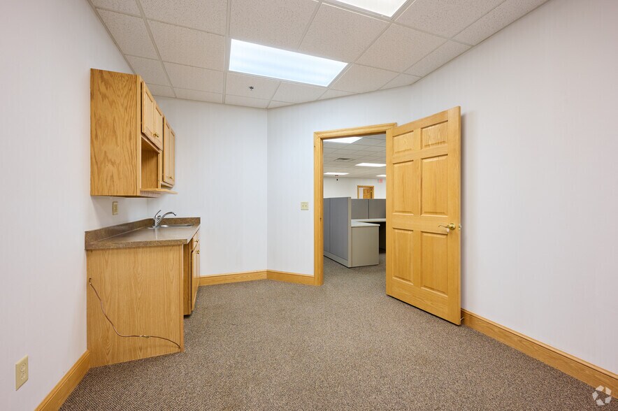 More Photos Of 95 Canal Landing Blvd, Rochester Medical For Lease