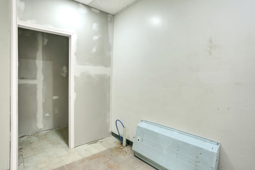 More Photos Of 1915 Lenox St, Harrisburg General Retail For Sale