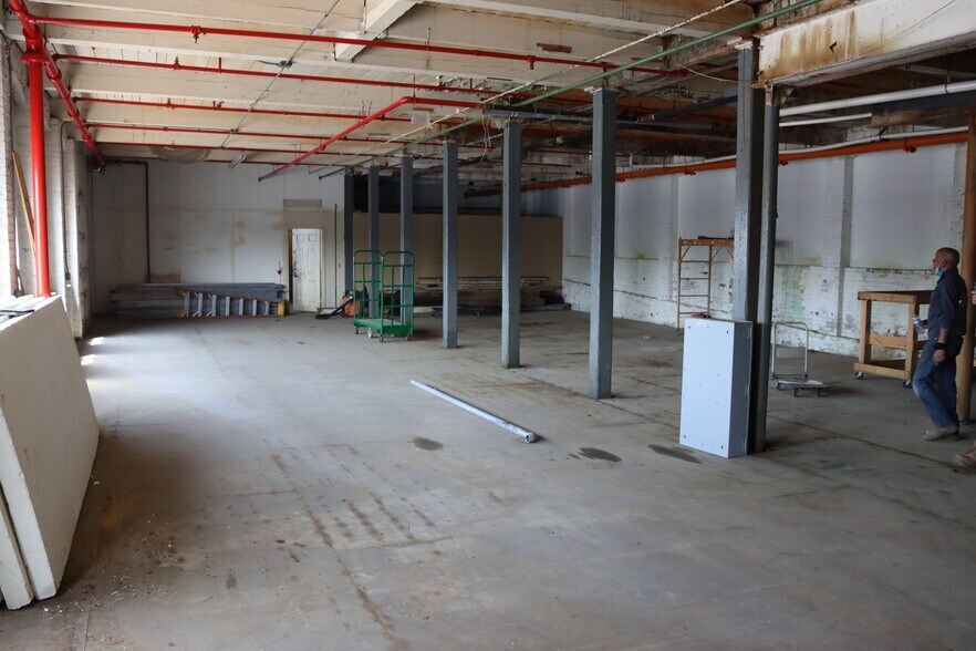 More Photos Of 25 Esten Ave, Pawtucket Showroom For Lease