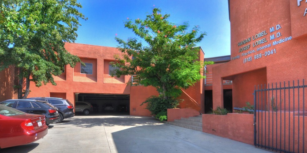 More Photos Of 14649 Victory Blvd, Van Nuys Medical For Lease