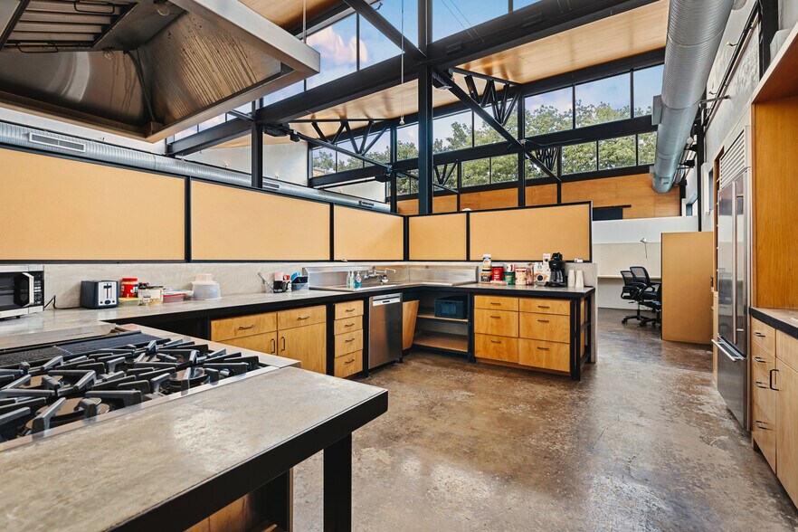 More Photos Of 311-321 Sixth St, San Antonio Office For Sale