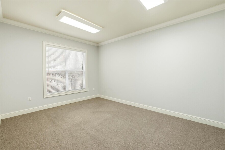 More Photos Of 2236 NE Capital Circle, Tallahassee Office For Lease