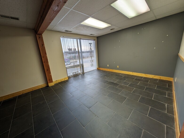 More Photos Of 8421 University Ave, Clive Office Residential For Lease