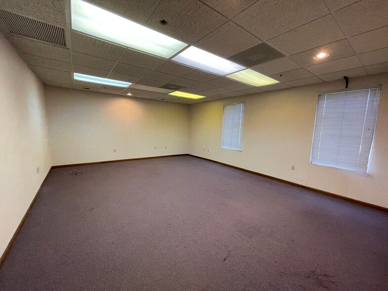 More Photos Of 3601 Parkway Blvd, Leesburg Distribution For Lease