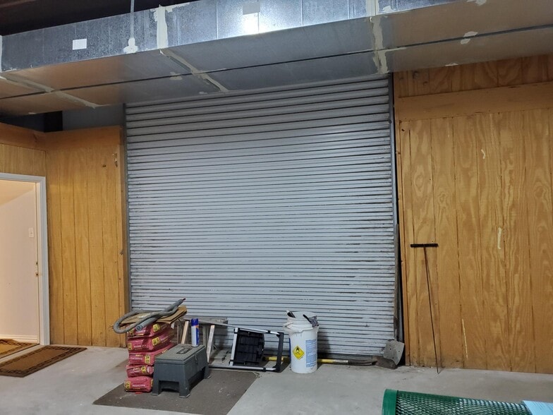 More Photos Of 18610 Tomato St, Spring Showroom For Lease