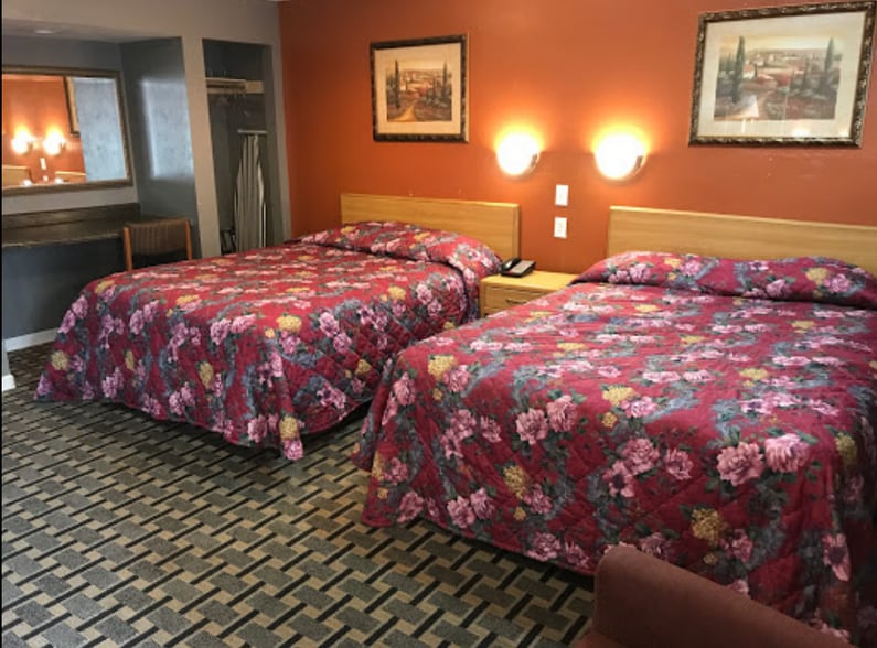 More Photos Of 3108 S Center St, Marshalltown Hotel For Sale