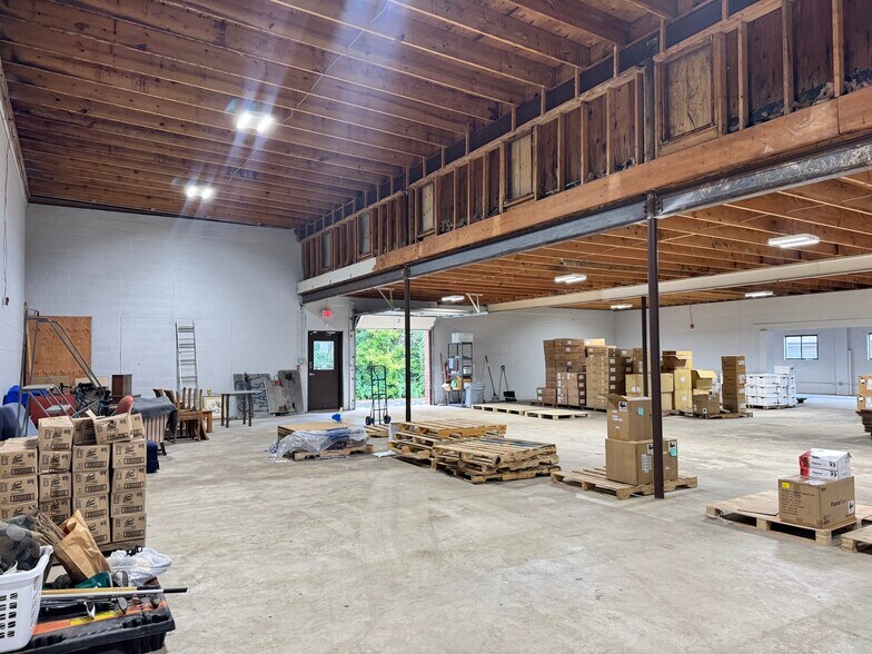 More Photos Of 2222 Mason Ln, Ballwin Showroom For Lease