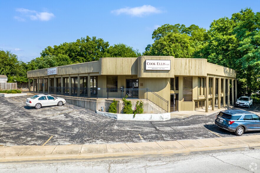 Primary Photo Of 136 E Walnut St, Independence Office For Lease