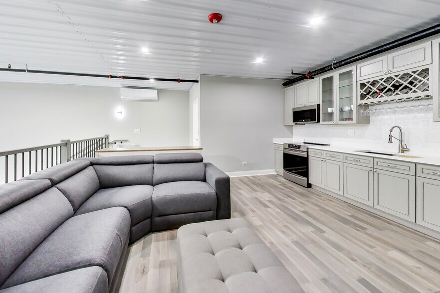 More Photos Of 2244 Ferry Rd, Naperville Flex For Sale