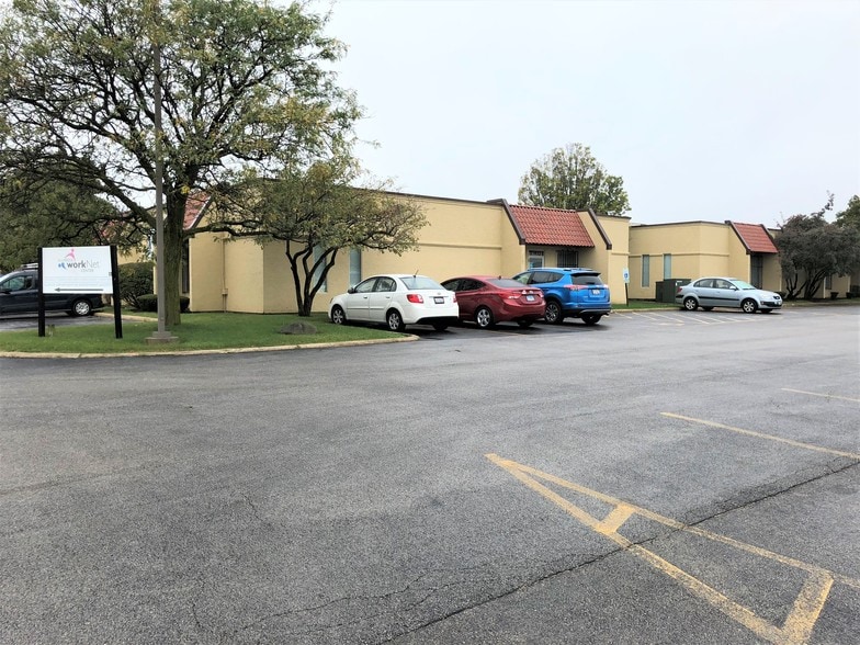 More Photos Of 1 Smoke Tree Plz, North Aurora Office For Lease