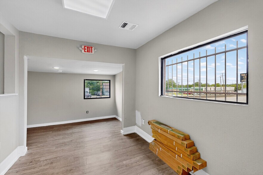 More Photos Of 3818 S Lancaster Rd, Dallas Showroom For Lease