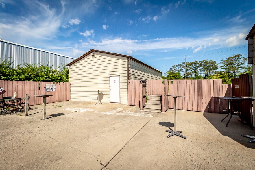 More Photos Of 3501 Park Plaza Rd, Paducah Bar For Sale