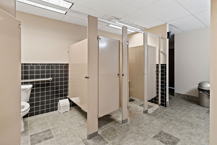 More Photos Of 15534 E Hinsdale Cir, Centennial Light Distribution For Lease