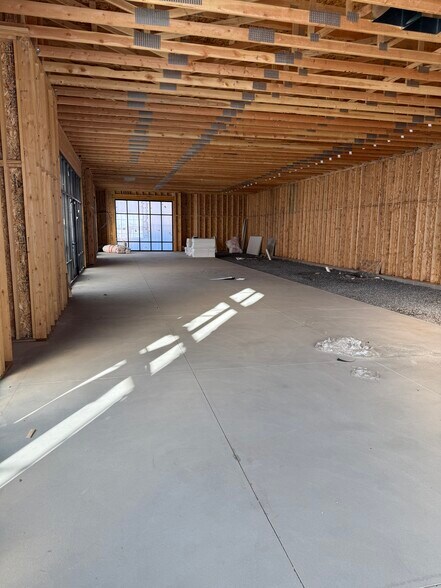 More Photos Of 2102 2000 w, Clinton Freestanding For Lease