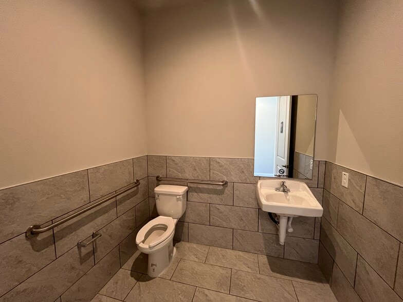 More Photos Of 6000 Alma Rd, McKinney Medical For Sale