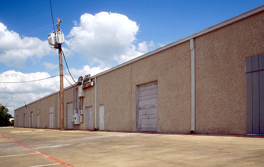 More Photos Of 11034 Shady Trl, Dallas Showroom For Lease