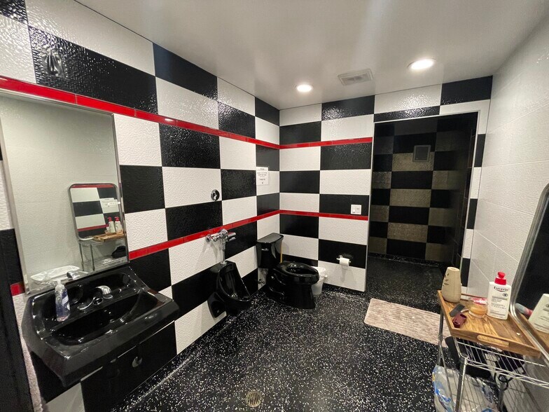 More Photos Of 1366 Hornblend St, San Diego Flex For Lease