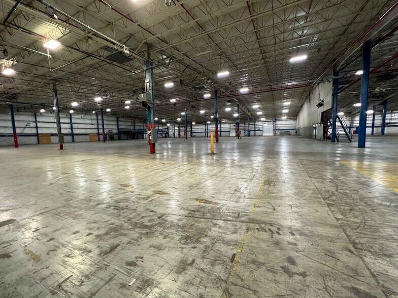 More Photos Of 1615 W McDonald St, Hartford City Warehouse For Lease