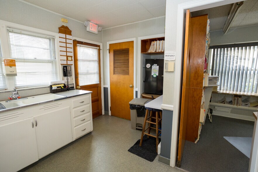 More Photos Of 73 Amboy Ave, Metuchen Medical For Sale