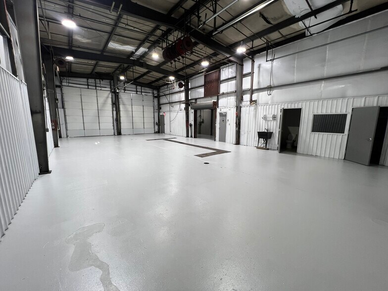 More Photos Of 855 N Hoskins Rd, Charlotte Warehouse For Lease