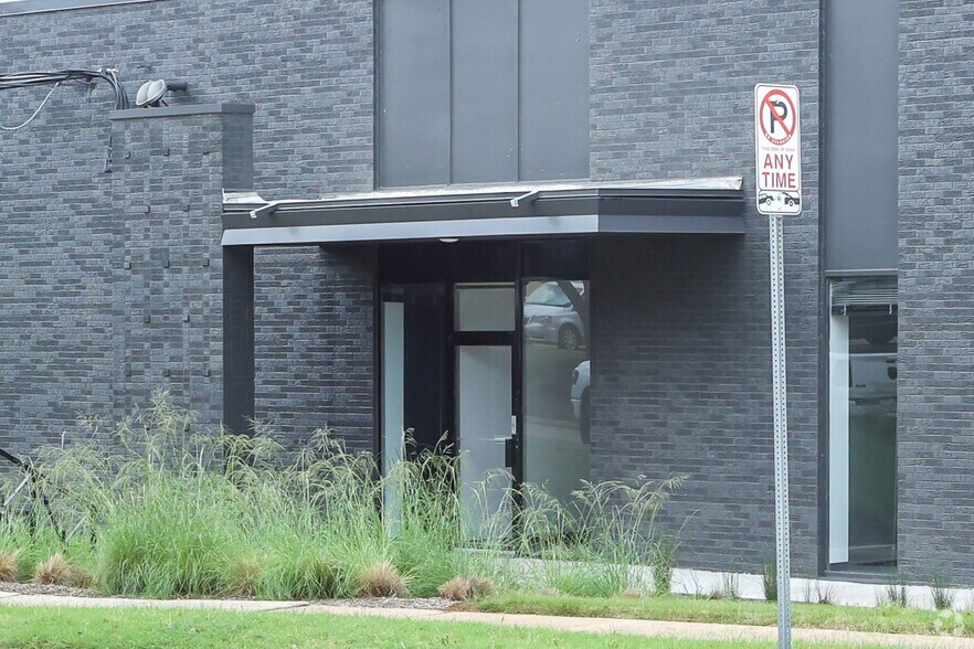 More Photos Of 11325 Gemini Ln, Dallas Warehouse For Lease