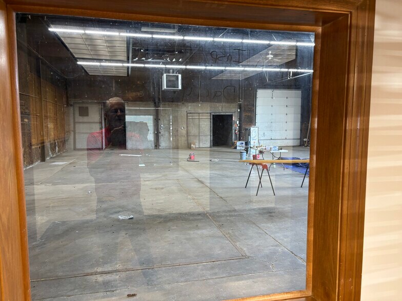 More Photos Of 1359 E Hanthorn Rd, Lima Light Distribution For Lease