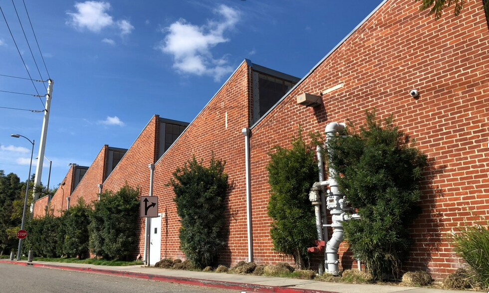 More Photos Of 8557 Higuera St, Culver City Light Distribution For Lease