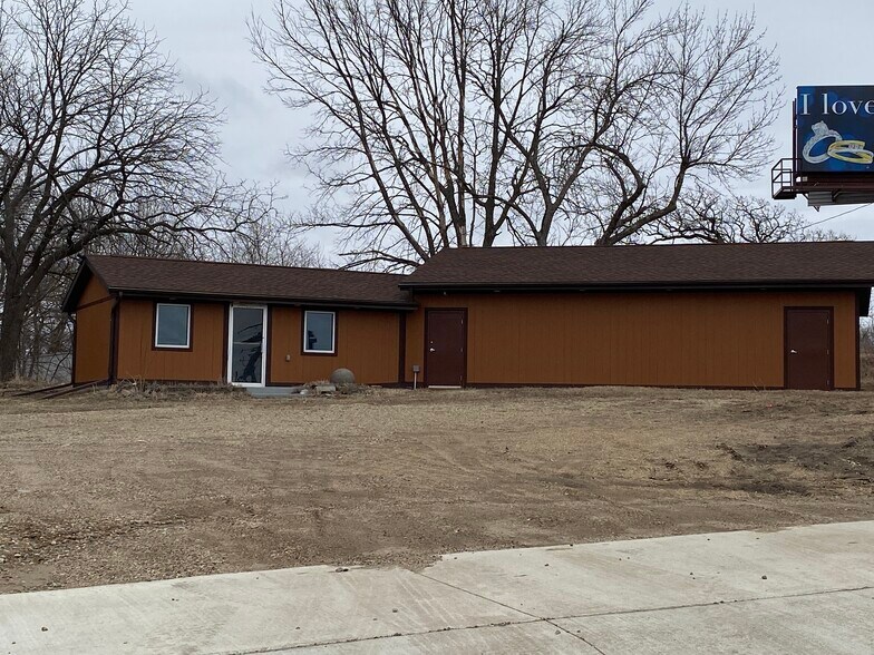 More Photos Of 817 Marshall St, Albert Lea Flex For Sale