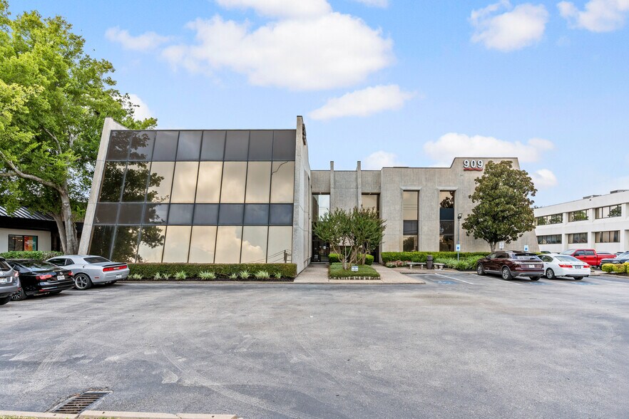 More Photos Of 909 Dairy Ashford Rd, Houston Office For Lease