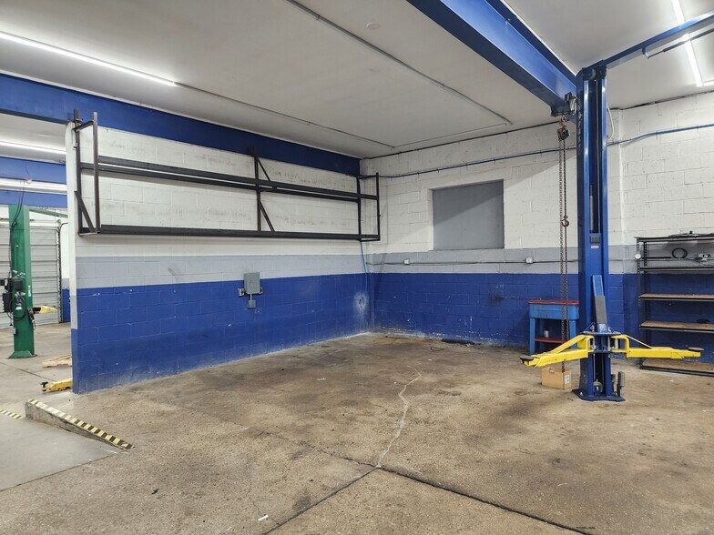 More Photos Of 260 Green St, South Hackensack Truck Terminal For Lease