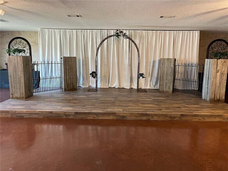 More Photos Of 20674 S Highway 59, Evansville Restaurant For Sale