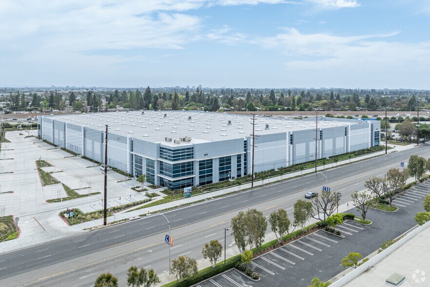 More Photos Of 2872 E La Palma Ave, Anaheim Distribution For Lease