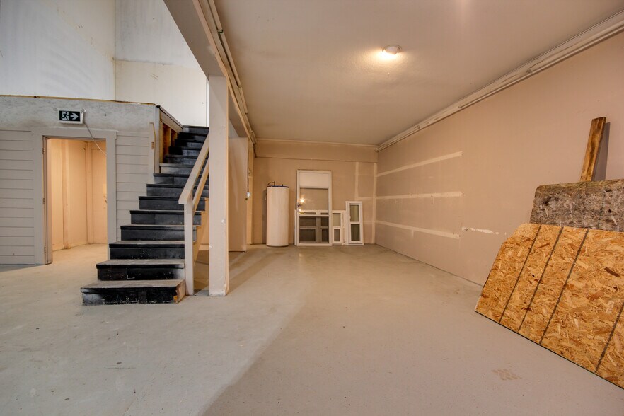 More Photos Of 8333 130th St, Surrey Flex For Sale