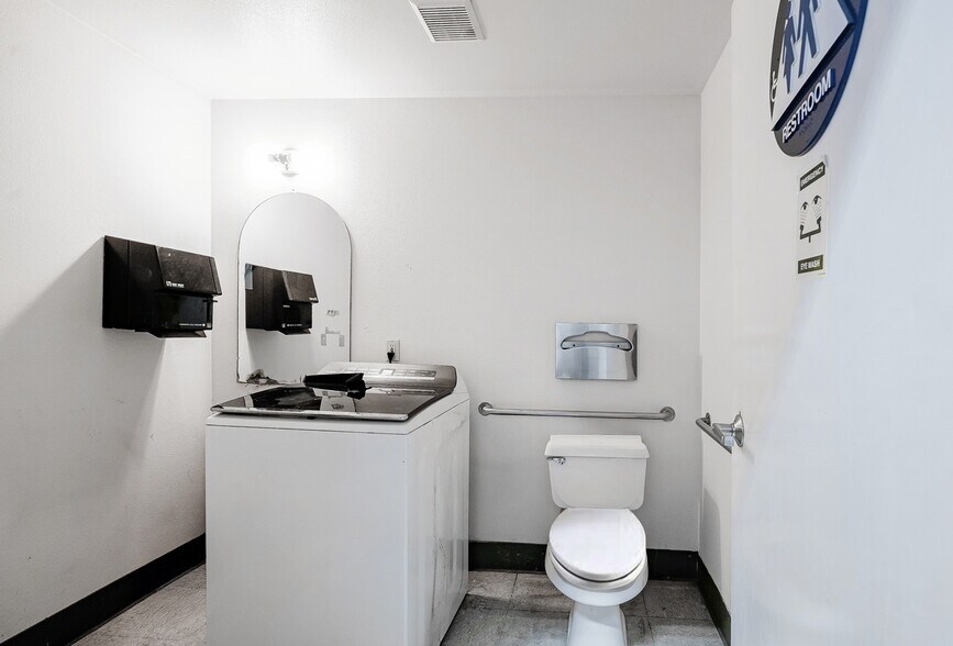 More Photos Of 444 N 1st St, Fresno Freestanding For Sale