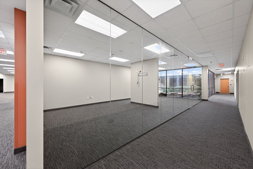 More Photos Of 9250 Amberton Pky, Dallas Flex For Lease