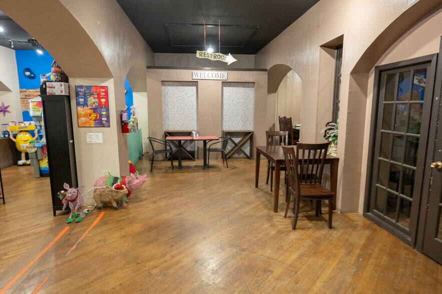 More Photos Of 104 E Alamo St, Brenham Storefront Retail Residential For Sale