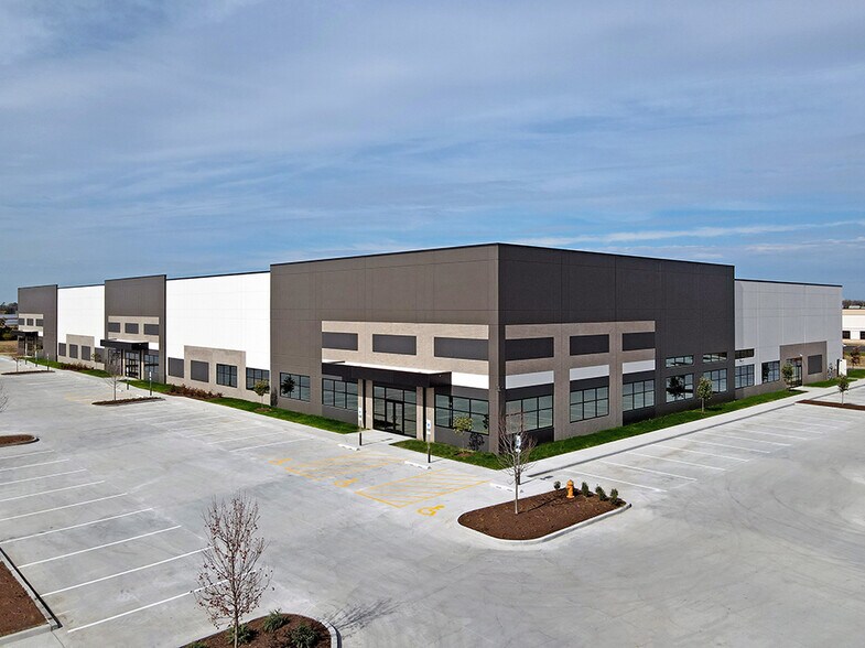 More Photos Of 100 Commerce Center Dr, Collinsville Light Distribution For Lease