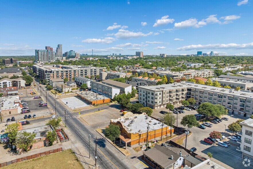 More Photos Of 2420 N Fitzhugh Ave, Dallas Supermarket For Lease