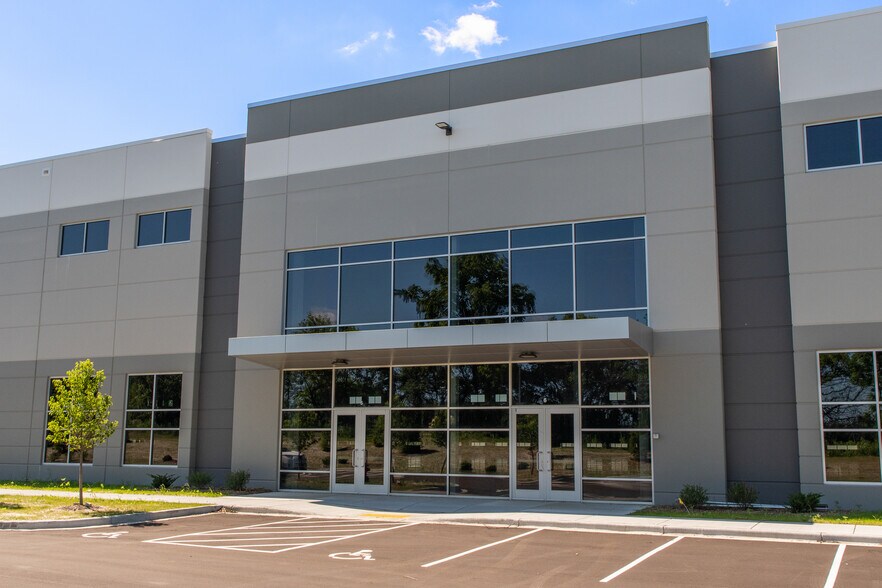 More Photos Of 9141 S 13th St, Oak Creek Warehouse For Lease