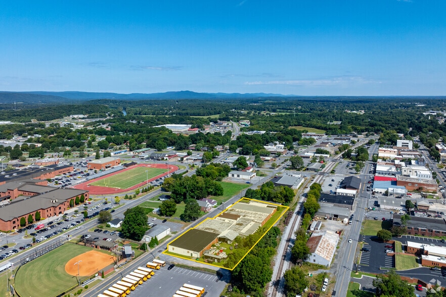 More Photos Of 222 King St S, Calhoun Warehouse For Sale